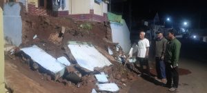 Hujan Besar Pada Sabtu Malam Akibatkan TPT Halaman Rumah Warga Desa Buniasih, Maleber Ambruk