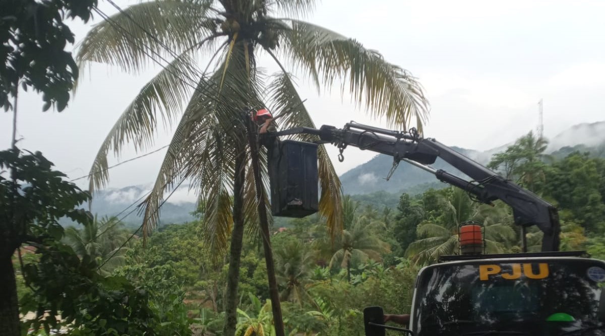 Pemasangan PJU dilakukan Dishub Kabupaen Kuningan di area blank light, pada Senin (23/12/2024.