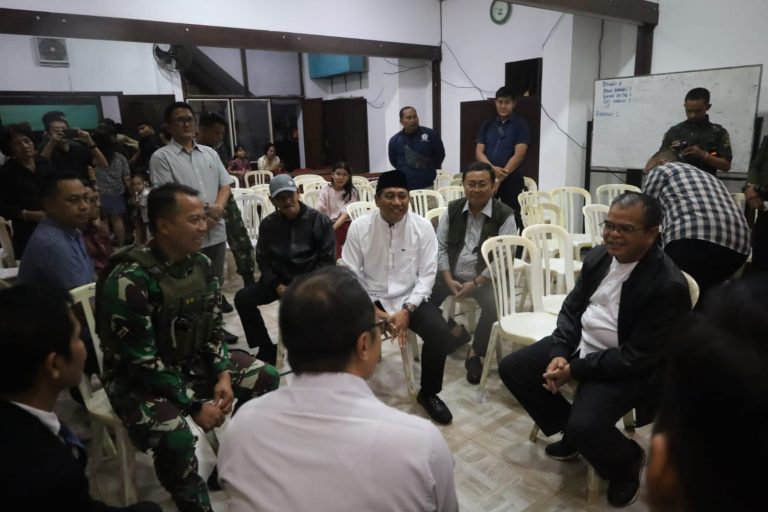 Pj. Bupati Kuningan Agus Thoyib lakukan monitoring pelaksanaan perayaan Hari Raya Natal 2024 ke sejumlah gereja di Kabupaten Kuningan, Selasa (24/12/2024) malam.
