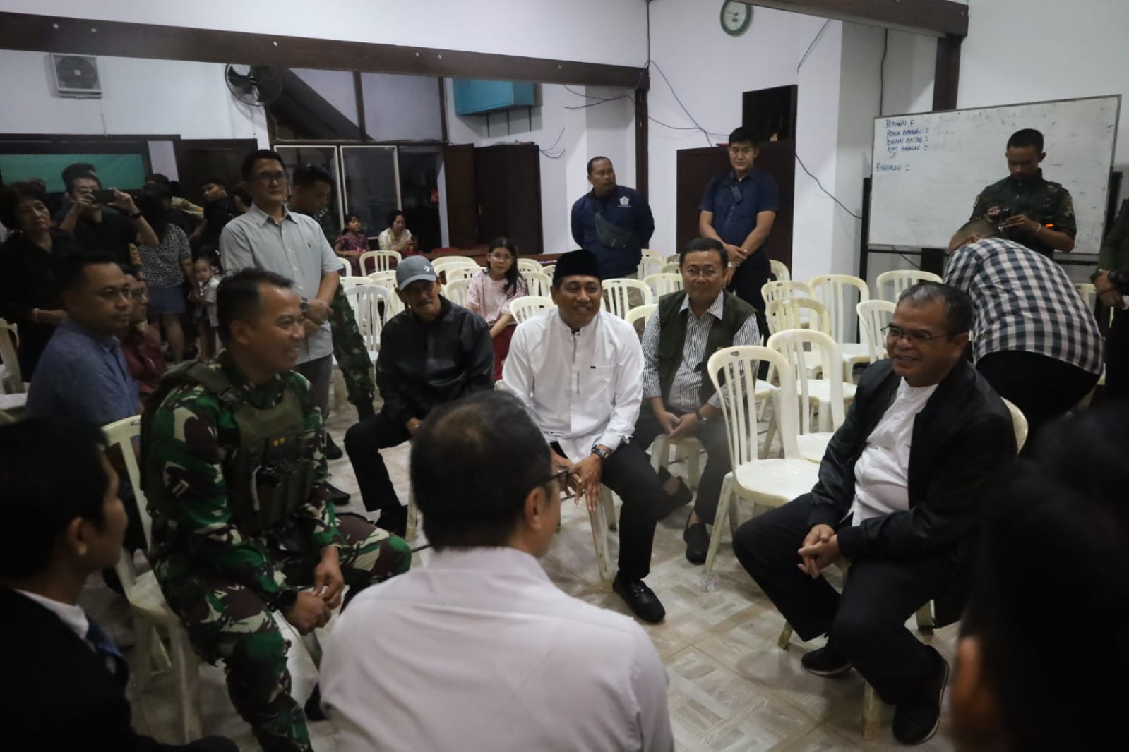 Pj. Bupati Kuningan Agus Thoyib lakukan monitoring pelaksanaan perayaan Hari Raya Natal 2024 ke sejumlah gereja di Kabupaten Kuningan, Selasa (24/12/2024) malam.