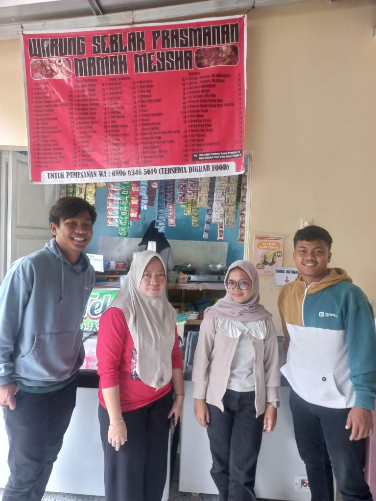 Penulis bersama pemilik Seblak Prasmanan Bu Meli.