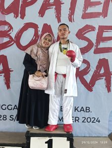 San Driva Dzikry Aqiila bersama ibunya, usai seremoni pengalungan medali emas dalam Kategori Pemula, Kejuaraan Karate Inkai 2024 Koni Cup II Kabupaten Cirebon Se-Jawa Barat