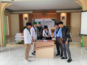 Prosesi kepengurusan baru Himpunan Mahasiswa Islam (HMI) Komisariat Abdul Malik Fadjar (AMF) Cabang Kuningan periode 2024-2025, di Gedung PGRI Kuningan, Minggu (29/12/2024)