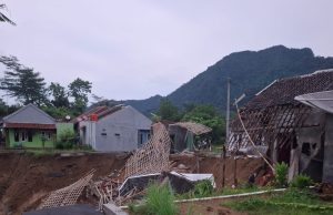 4 Rumah Tergerus Longsor Di Desa Cimara, Kecamatan Cibeureum
