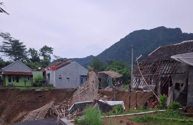 4 Rumah Tergerus Longsor Di Desa Cimara, Kecamatan Cibeureum