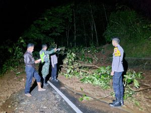 Akses Jalur Kuningan Majalengka Kembali Diterjang Longsor Dan Tidak Bisa Dilalui Kendaraan