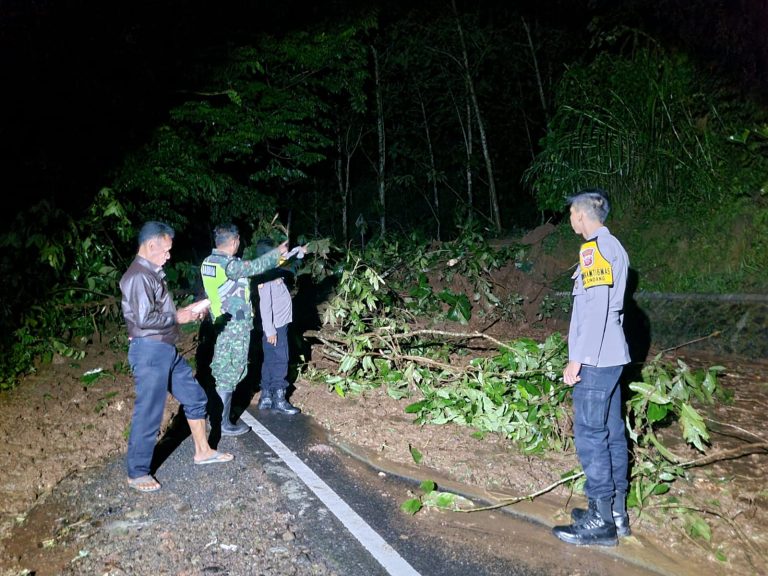 Akses Jalur Kuningan Majalengka Kembali Diterjang Longsor Dan Tidak Bisa Dilalui Kendaraan