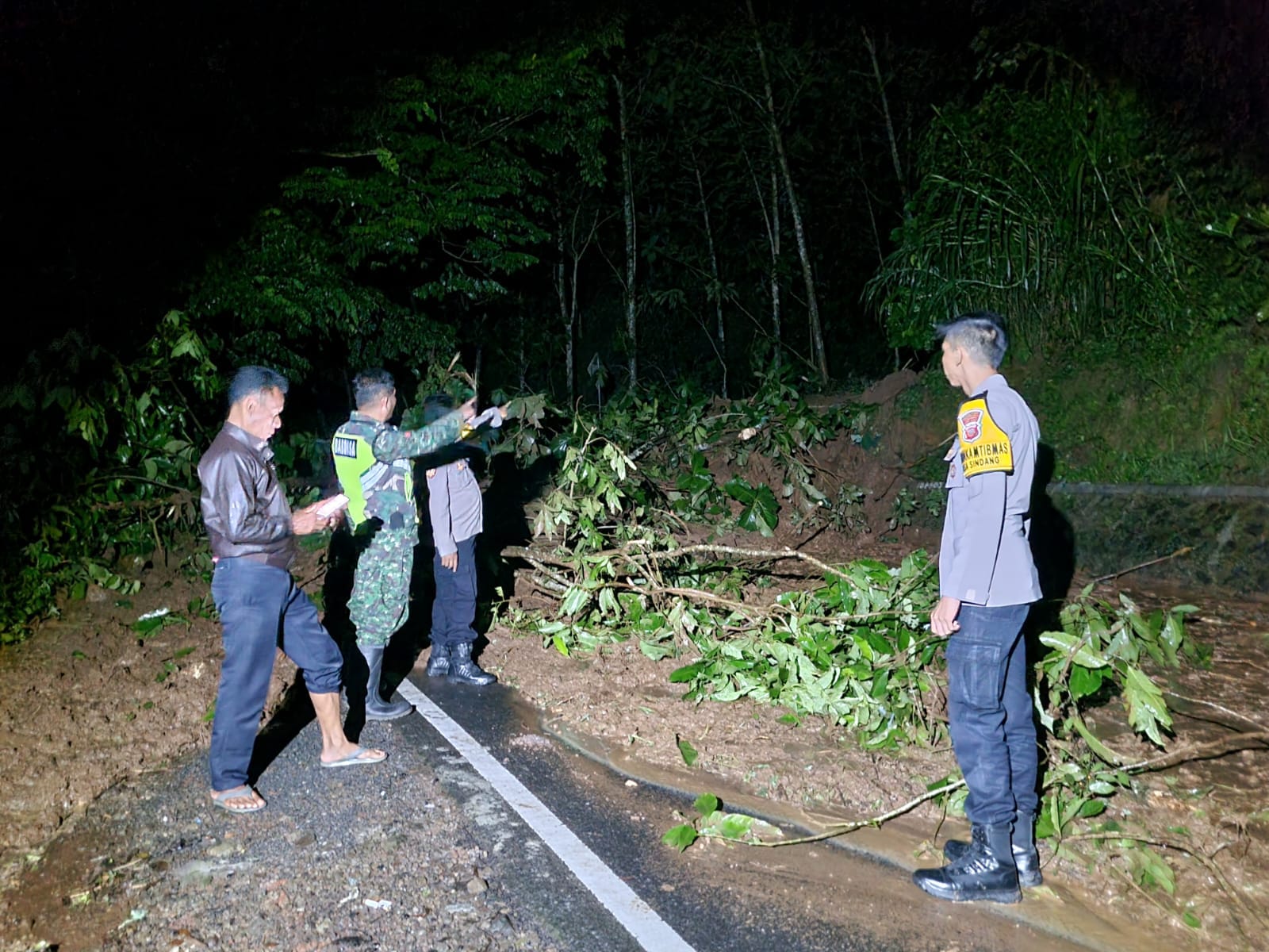 Akses Jalur Kuningan Majalengka Kembali Diterjang Longsor Dan Tidak Bisa Dilalui Kendaraan