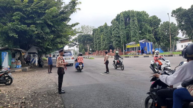 Anggota Pramuka Kuningan Turut Andil Dalam PAM Nataru 20242025