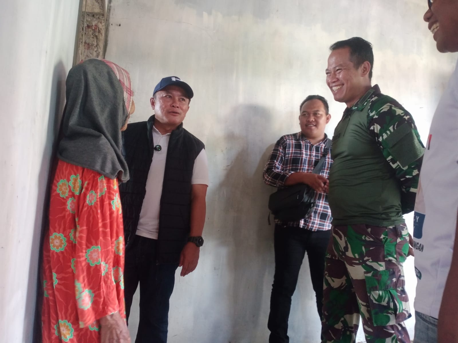 Sehari Paska Bencana Longsor Di Cimara Bupati Kuningan Terpilih Langsung Berikan Perhatian Pada Korban