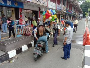 Tak Gubris Peringatan, Dishub Kuningan Berikan Sanksi Bagi Pemarkir Kendaraan Di Kawasan Pertokoan Jalan Siliwangi