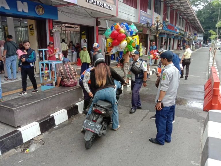 Tak Gubris Peringatan, Dishub Kuningan Berikan Sanksi Bagi Pemarkir Kendaraan Di Kawasan Pertokoan Jalan Siliwangi