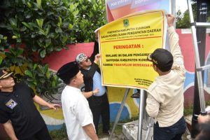 5 Reklame Tak Berijin Di Atas Trotoar Jalan Juanda Disegel Langsung Bupati Kuningan