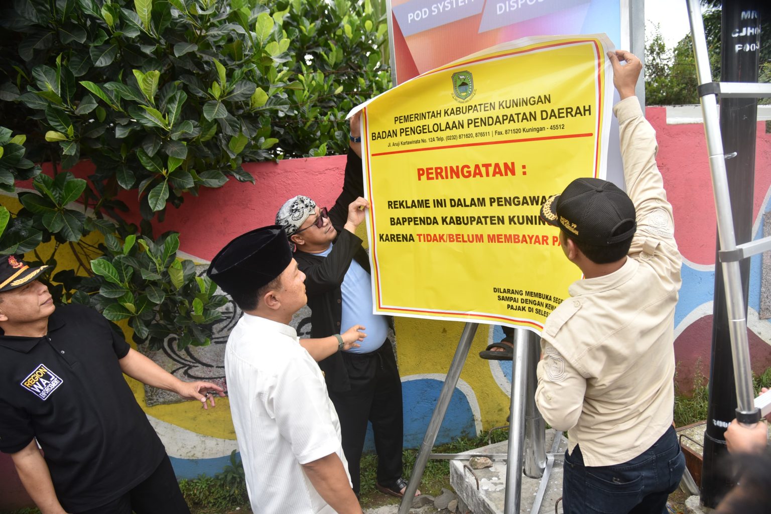 5 Reklame Tak Berijin Di Atas Trotoar Jalan Juanda Disegel Langsung Bupati Kuningan