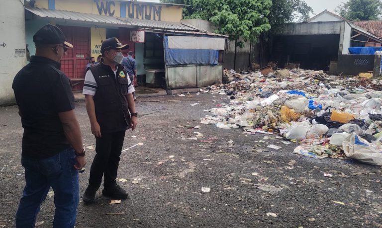 Bertumpuknya Sampah Hingga Overload Di TPS Pasar Baru Undang Kekesalan Bupati Kuningan