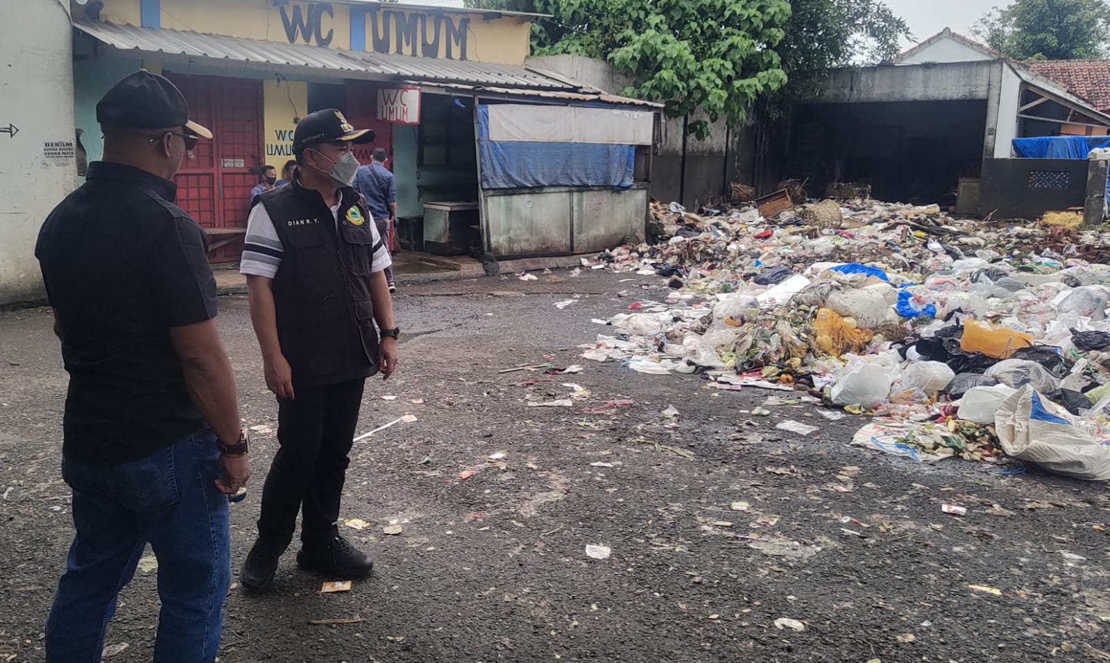 Bertumpuknya Sampah Hingga Overload Di TPS Pasar Baru Undang Kekesalan Bupati Kuningan