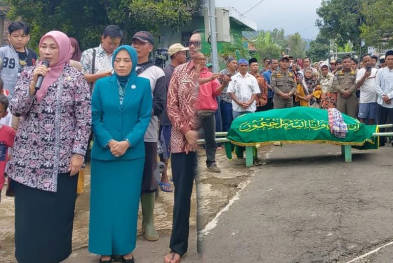 Bocah Sadamantra Yang terseret Arus Sungai Ditemukan, Serah Terima Jasad Korban Dilakukan Istri Bupati Dan Wakil Bupati Kuningan3
