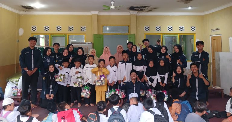 HIMA PGSD UM Kuningan Santuni Anak Yatim Di Desa Sembawa