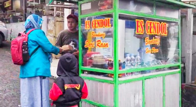 Ratusan Paket Takjil Forum Diskusi Dan Edukasi Kampus UMKM Kuningan Pada PKL