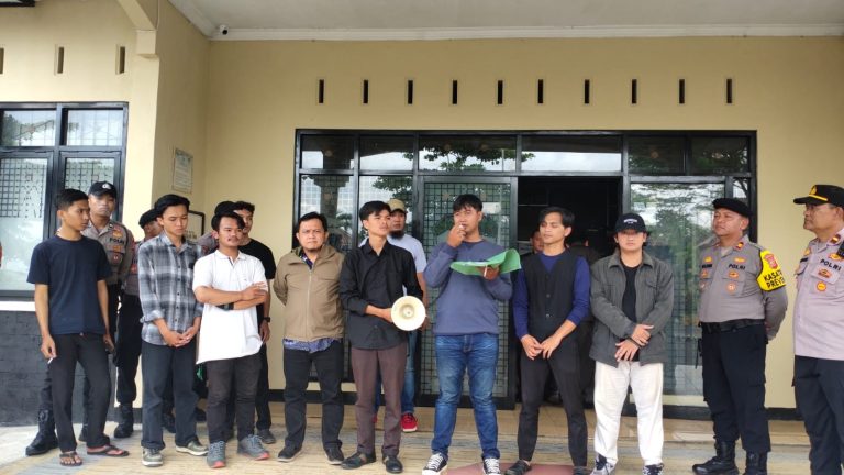 Protes Pada Ketidak Netralan ASN Dalam PSU Kabupaten Tasikmalaya ASAT Gelar Unjuk Rasa