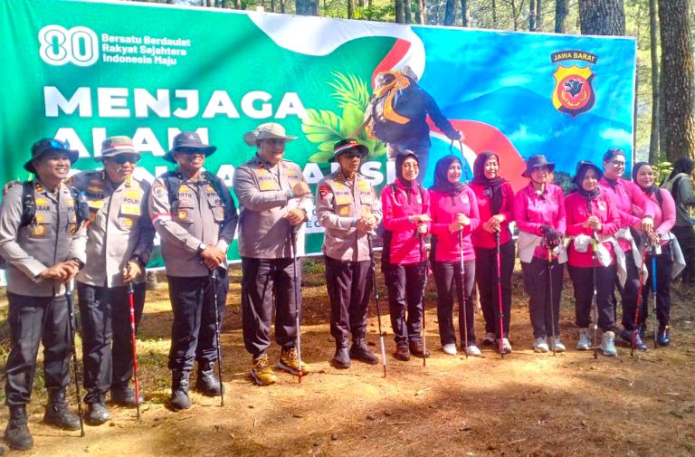 Keren, Kapolda Jabar Bersama Istri Gapai Puncak Ciremai Sambil Meresmikan Shelter Dan Menanam Pohon