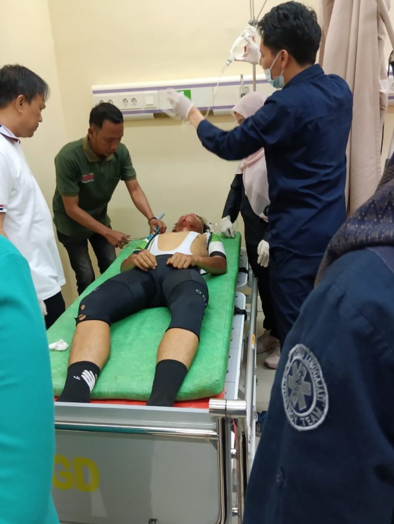 Pesepeda Muda Asal Tangerang Terjatuh di Perempatan Jalan Linggarjati