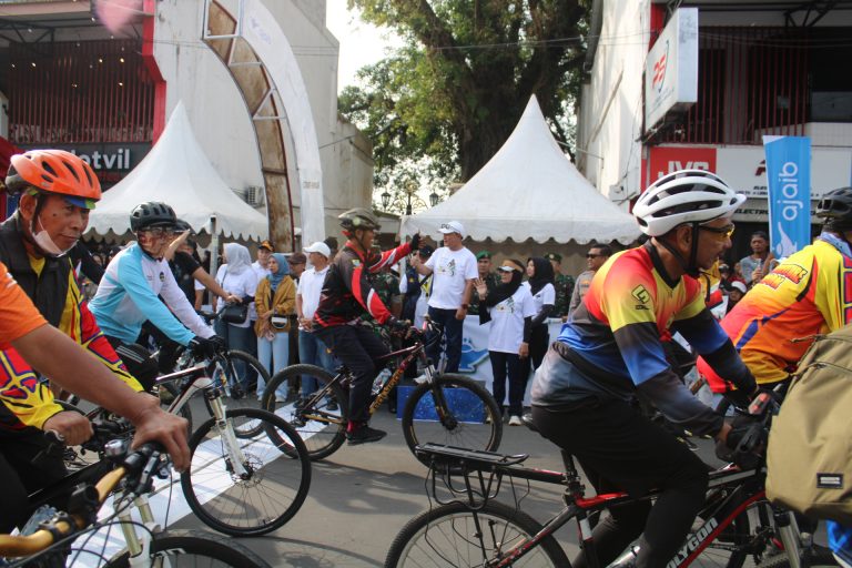 Peserta Fun Bike Tour de Linggarjati Menyemut Di Perlintasan Jalanan Kuningan