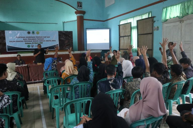 Para Pengelola Makanan Di SPPG Makanan Bergizi Gratis Diminta Bekerja Dengan Standar Kebersihan Dan Keamanan Pangan