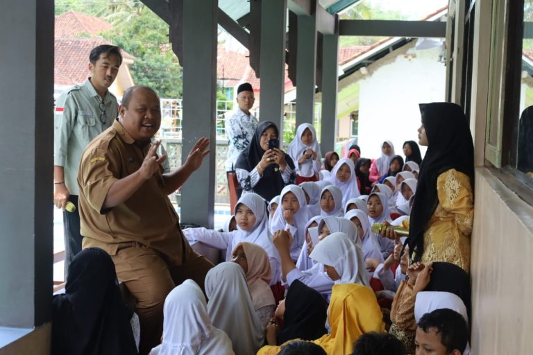 Berikan Pemahaman Penggunaan Gadget Bagi Murid SD, Poltekesos Bandung Gandeng Diskominfo Kuningan Gelar Penyuluhan Di SDN Timbang