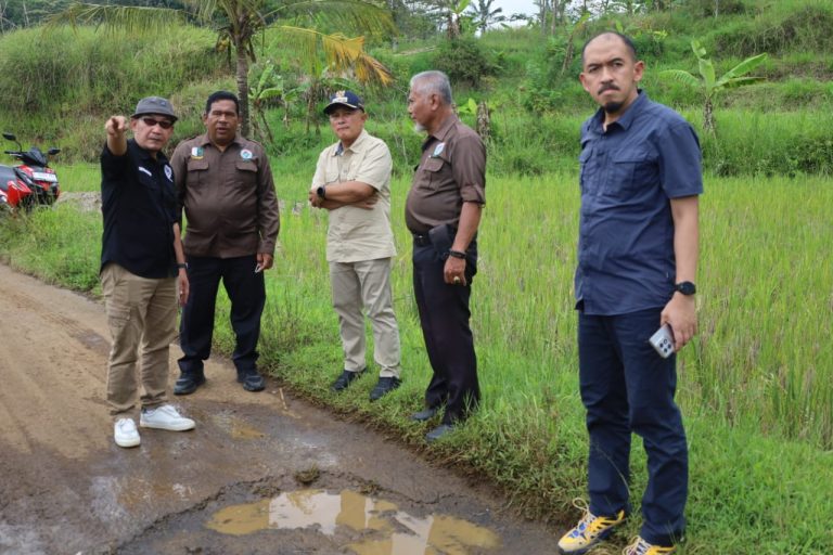 Bupati Kuningan Lakukan Monitoring Lokasi Jelang Pelaksanaan Perbaikan Kerusakan Ruas Jalan Cipasung – Paninggaran