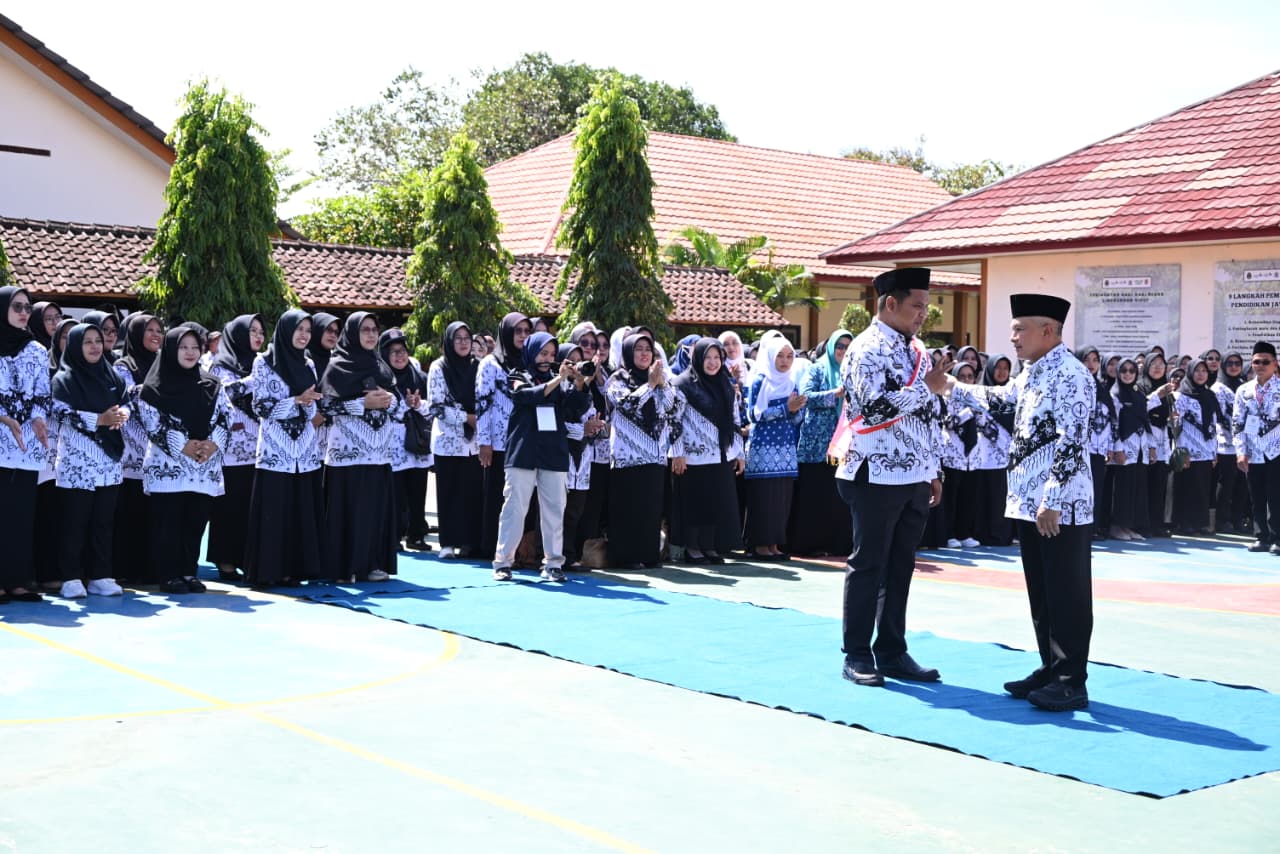 Hari Guru Nasional Momentum Refleksi Fundamental Bagi Dunia Pendidikan