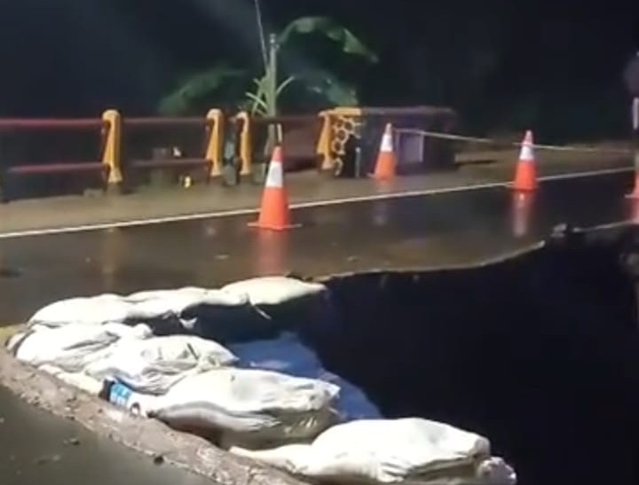 Jembatan Cikaleho Amblas Diterjang Longsor, Jalur Kuningan-Ciamis Dialihkan