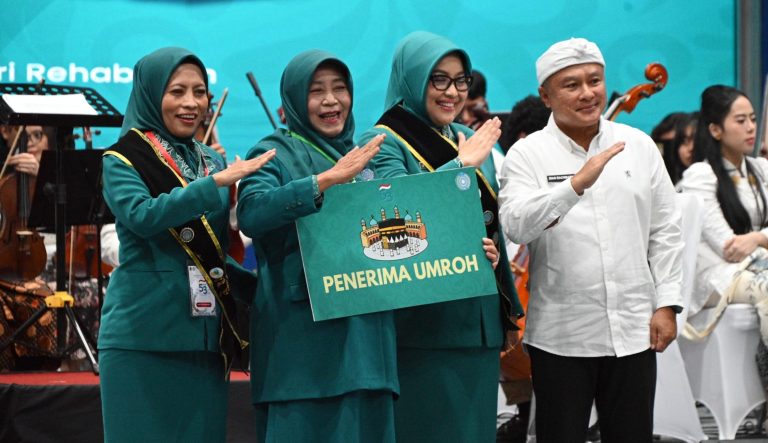 Khodijah Kader TP PKK Kuningan Terima Hadiah Umroh Atas Prestasi Terbaiknya Di Tingkat Jawa Barat