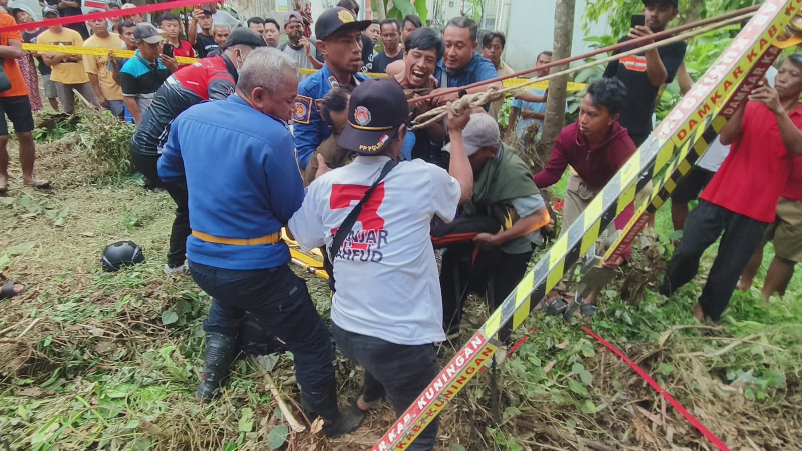 Aksi Heroik Anggota Damkar Kuningan Saat Evakuasi Mayat Korban Terperosok Ke Dalam Sumur