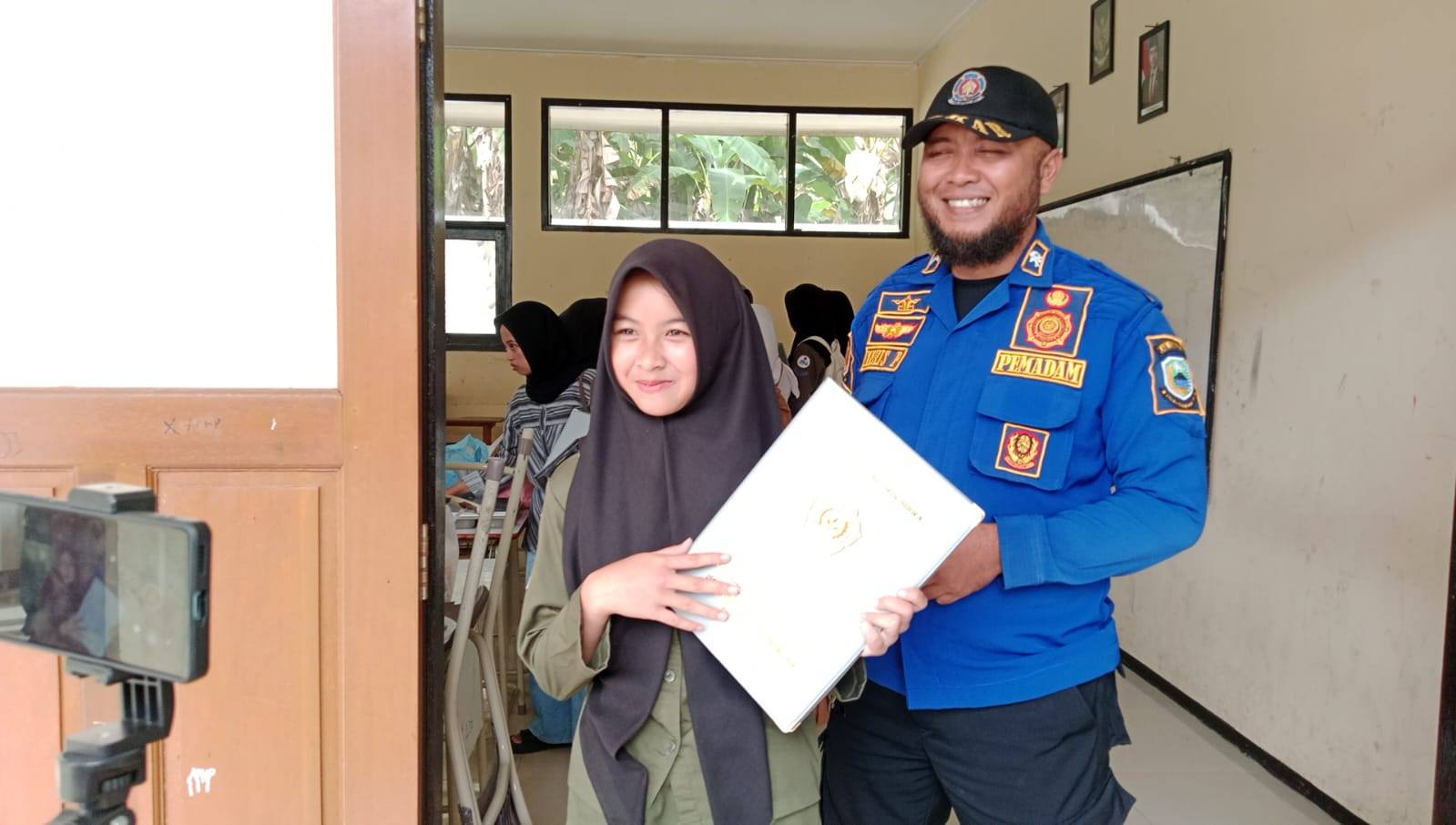 Mengharukan, Anggota Damkar Kuningan Bantu Siswi Yatim Mengambil Raport