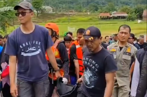 Setelah Sehari Hilang Tenggelam Di Sungai Cisanggarung Mayat Gio Ditemukan Dekat Jembatan Desa Benda