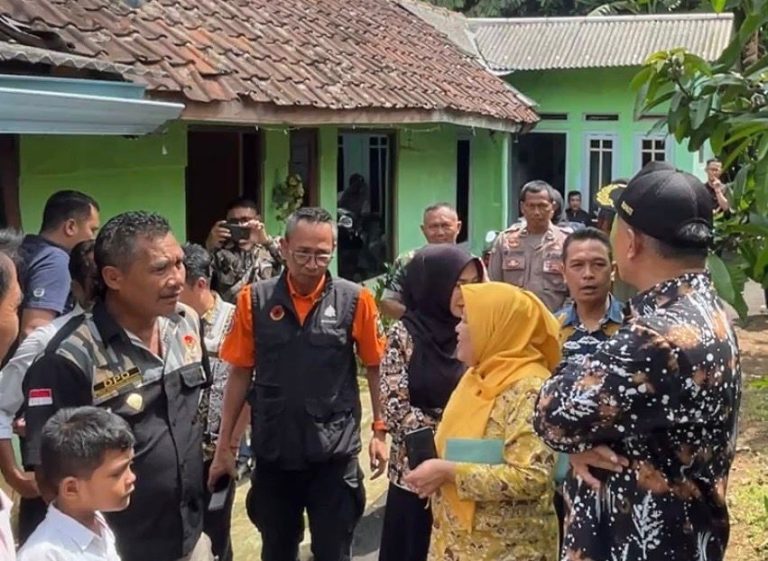DPD Pekat IB Kuningan Siap Bekerja Sama Dengan Pemda Perbaiki Rumah Warga Kurang Mampu Di Kelurahan Cijoho