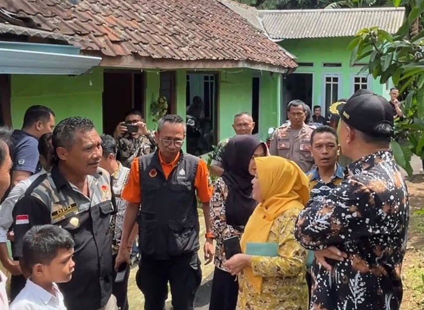 DPD Pekat IB Kuningan Siap Bekerja Sama Dengan Pemda Perbaiki Rumah Warga Kurang Mampu Di Kelurahan Cijoho