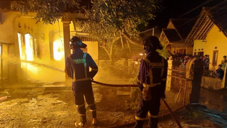 Kebakaran Hebat Yang Melanda Pabrik Plastik Gegerkan Warga Ciawigebang