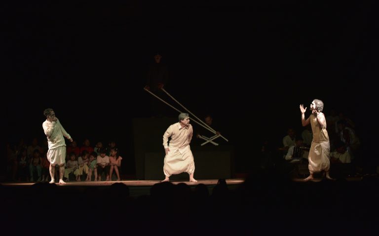 Pentas “Ada Mayat Kentut” Teater Sado Gemparkan Kuningan