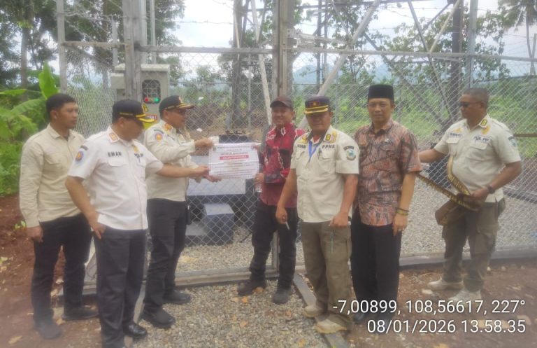 Satpol PP Kabupaten Kuningan Buka Segel Tower PT Proltelindo di Desa Pajawan Kidul