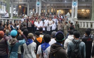 Berhadapan Langsung Dengan Aktivis Pecinta Lingkungan Dalam Aksi Damai