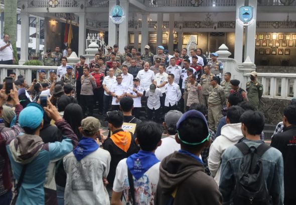 Berhadapan Langsung Dengan Aktivis Pecinta Lingkungan Dalam Aksi Damai