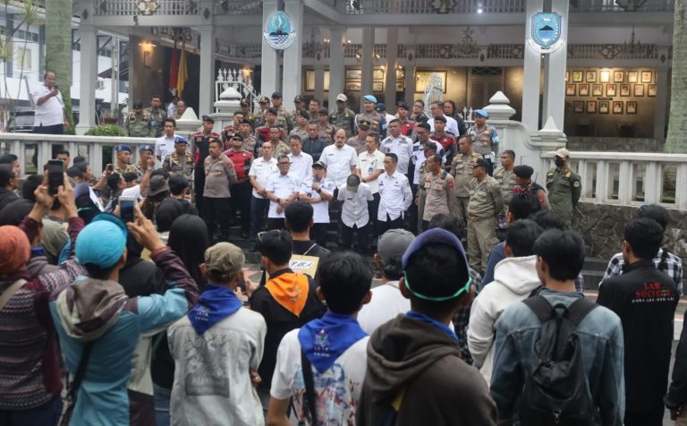 Berhadapan Langsung Dengan Aktivis Pecinta Lingkungan Dalam Aksi Damai