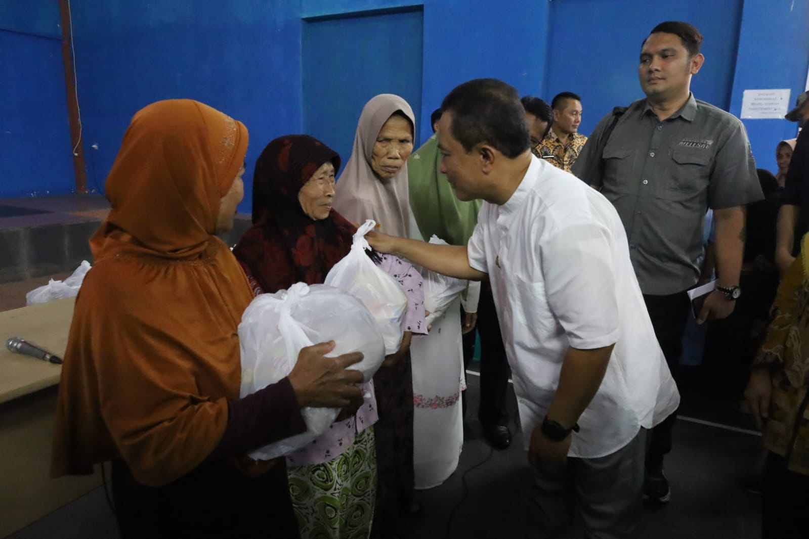 2.124 Paket Sembako Bersubsidi Disalurkan Kepada Masyarakat Desa Kalapagunung Dalam Gelaran Operasi Pasar Murah