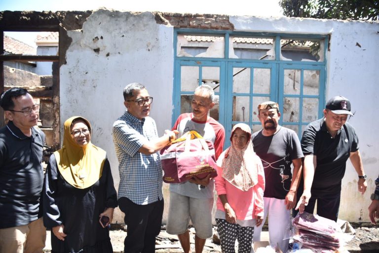 Pemkab Kuningan Gercep Salurkan Bantuan Pada Keluarga Korban Kebakaran di Desa Bayuning