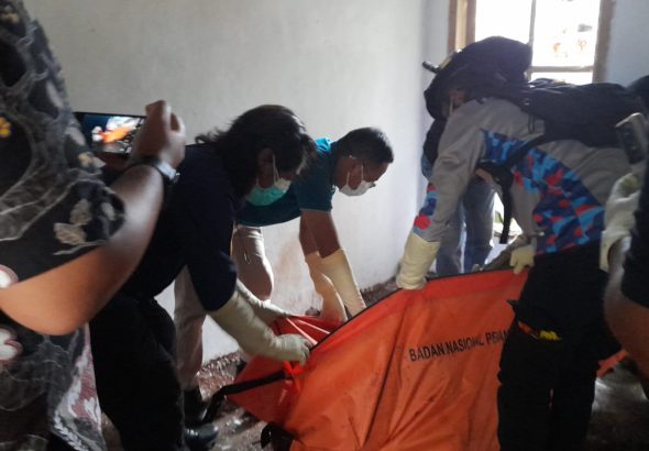 Tak Kuat Dengan Bau Menyengat Warga Luragunglandeuh Minta Bantuan Damkar Evakuasi Jenazah