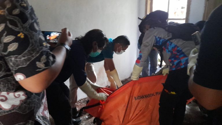 Tak Kuat Dengan Bau Menyengat Warga Luragunglandeuh Minta Bantuan Damkar Evakuasi Jenazah