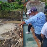 Tinjau Langsung Dampak Bencana Luapan Air Sungai Cipedak, Bupati Kuningan Memastikan Pembangunan Jembatan Segera Diselesaikan