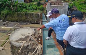 Tinjau Langsung Dampak Bencana Luapan Air Sungai Cipedak, Bupati Kuningan Memastikan Pembangunan Jembatan Segera Diselesaikan